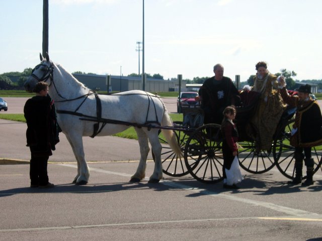 queen arrives